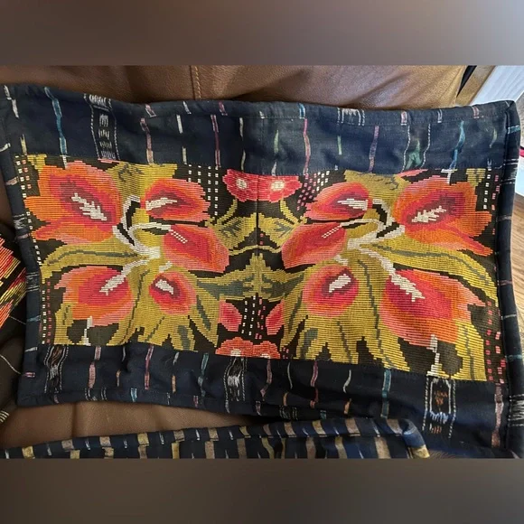 Artisan made pillow covers. Tulip design. Made in Chichicastenango Guatemala. - Picture 3 of 10